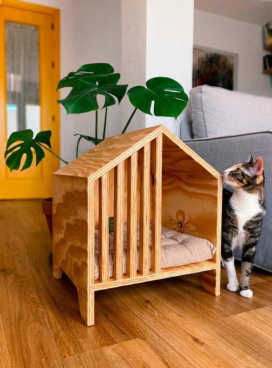 Cama de madera para gatos con forma de casita con tejado a dos aguas - Gatificación - Gatifica