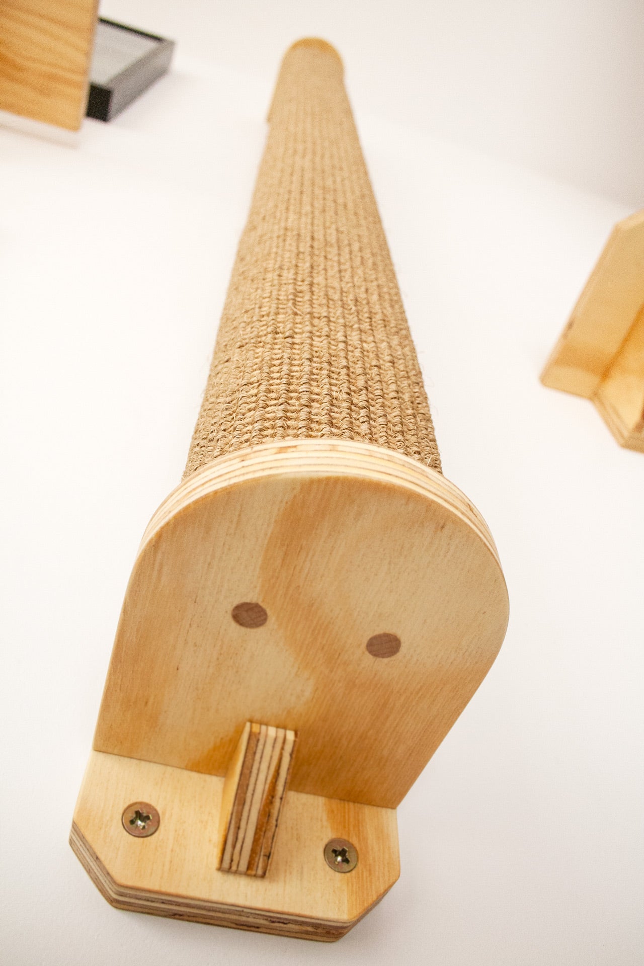 Rulo Jirafa - árbol para gatos Gatifica - plano contrapicado