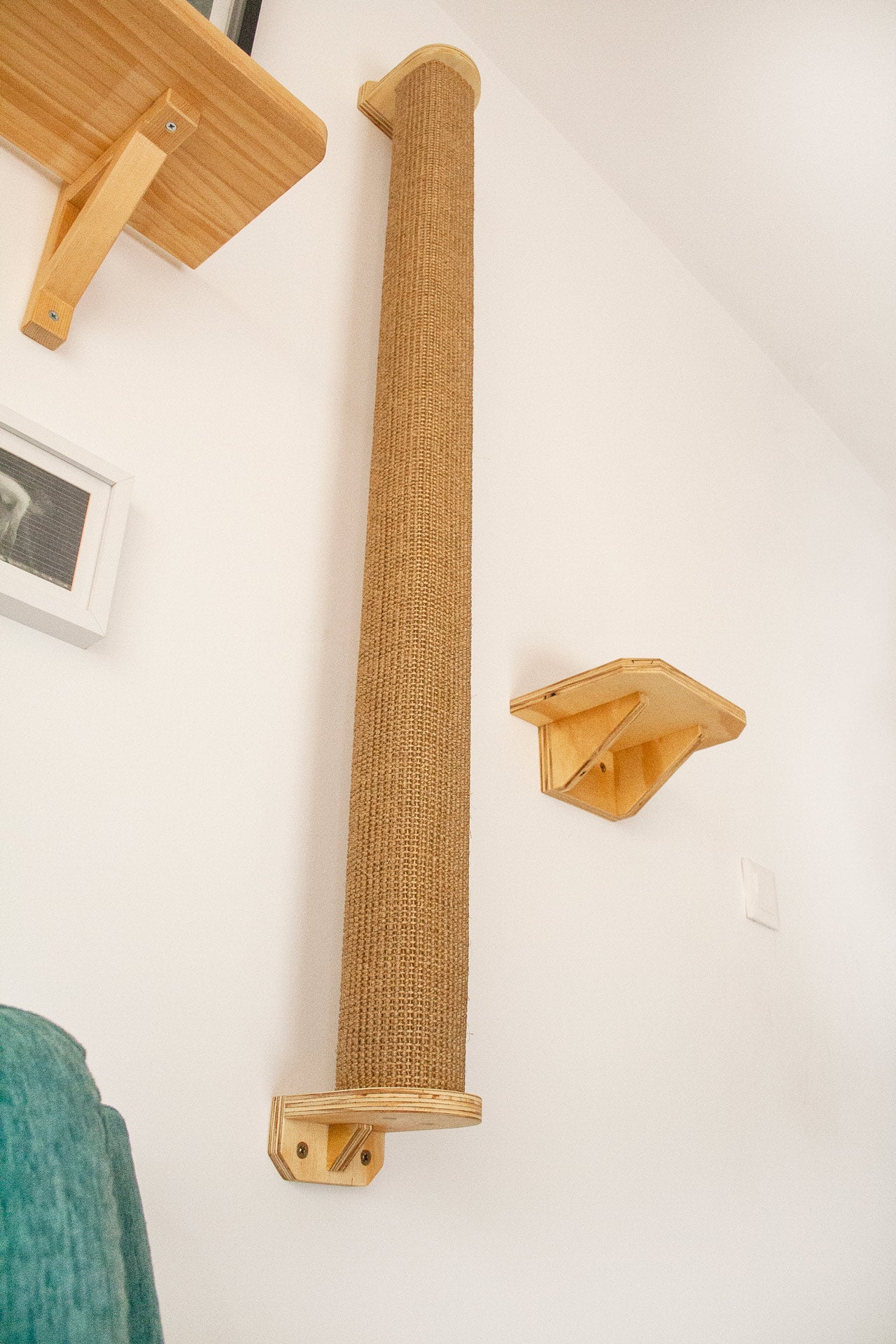 Rulo Jirafa - árbol para gatos Gatifica - plano general junto a escalón Pi