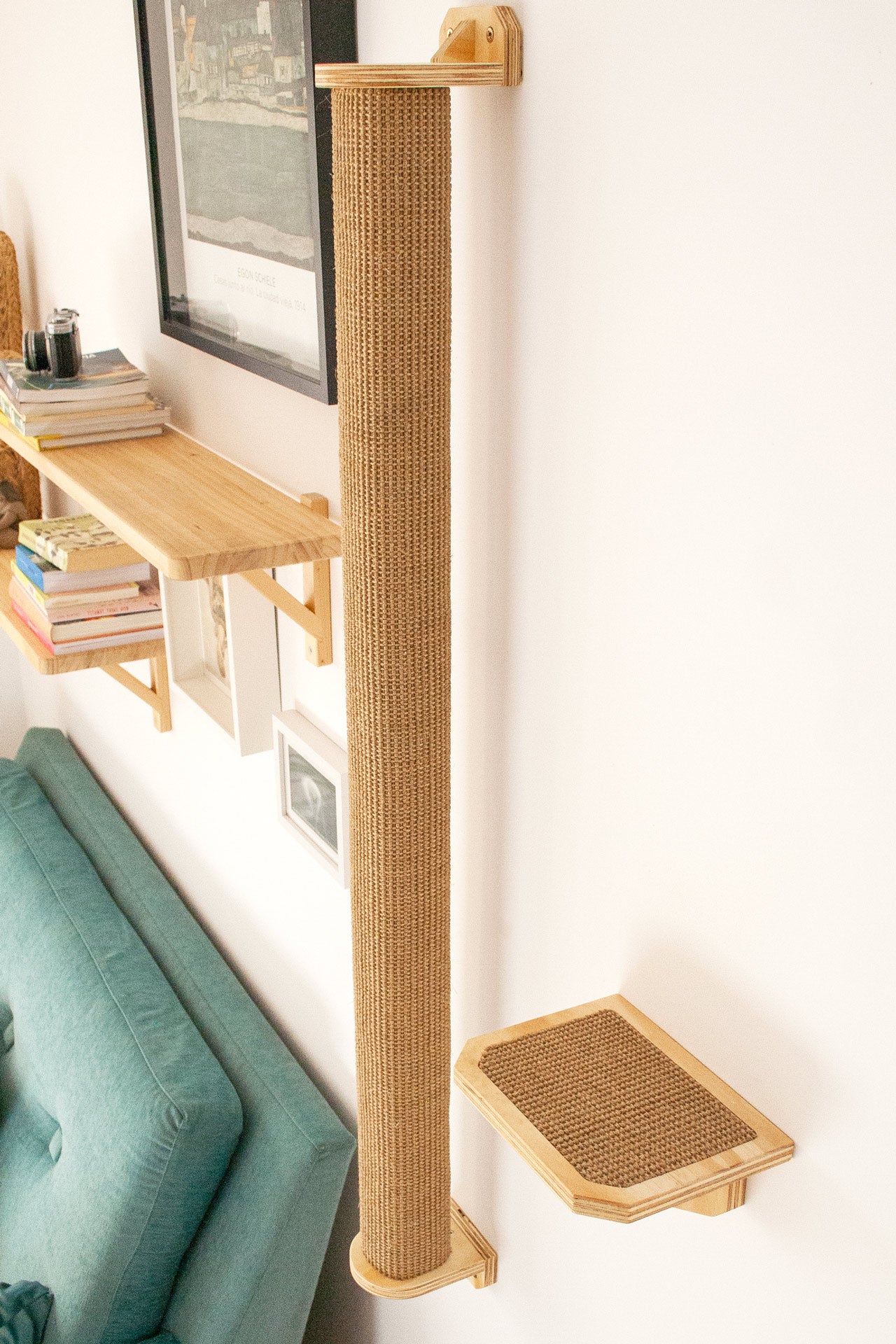 Rulo Jirafa - árbol para gatos Gatifica - plano general junto a escalón Pi y balda