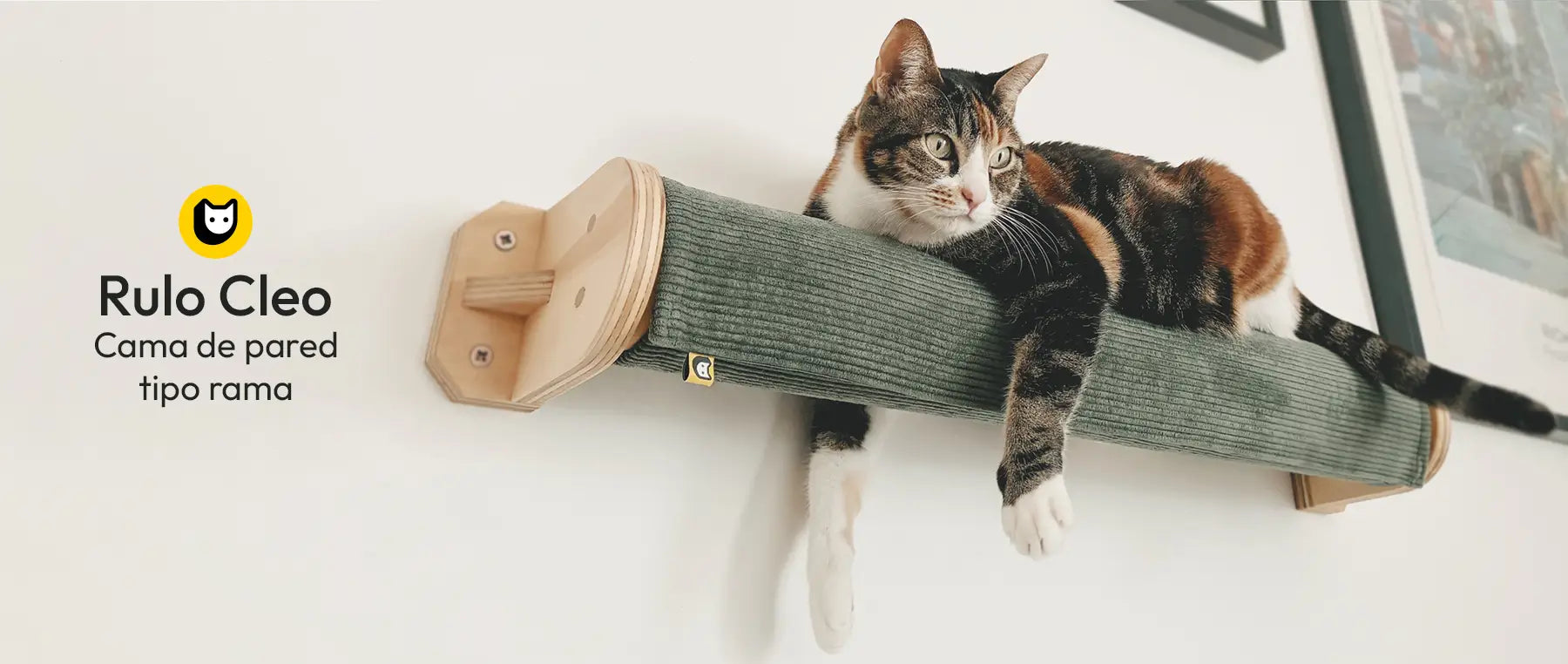 Gata descansando sobre una cama de pared para gatos tipo Rulo Cleo con las patitas colgando. Hecha a mano por Gatifica